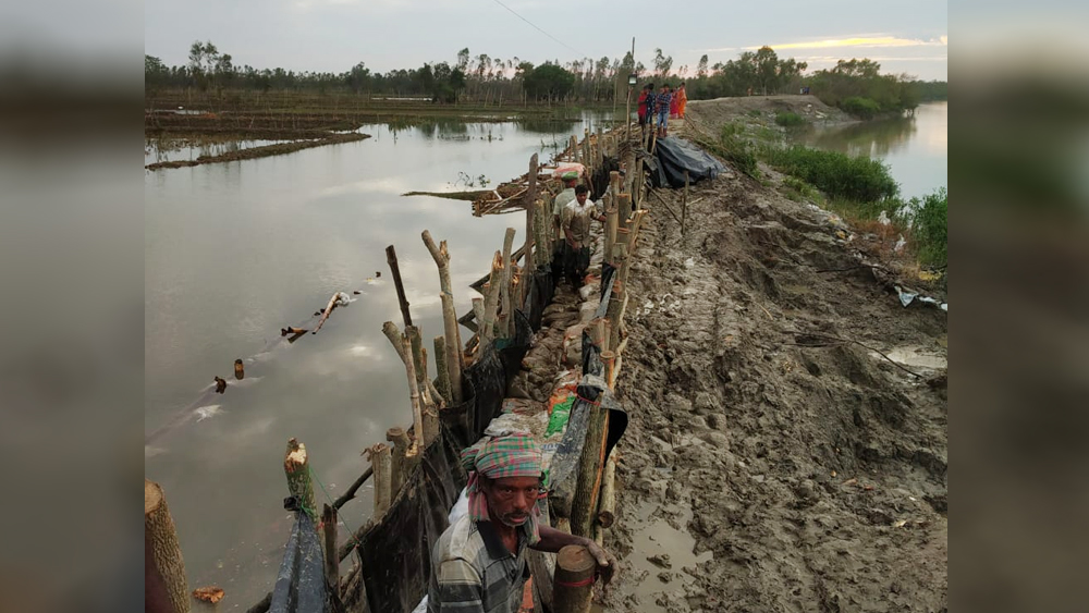 দক্ষিণ ২৪ পরগনার মৈপীঠেও জনজীবন বিধ্বস্ত মহাঘূর্ণিঝড়ের ছোবলে।