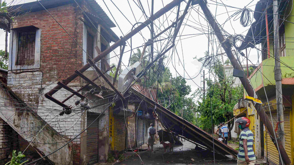 সুন্দরবনের কাছে গোসাবায় লাইটপোস্ট আর বিজ্ঞাপনের কাঠামো একসঙ্গে মুখ থুবড়ে পড়েছে।