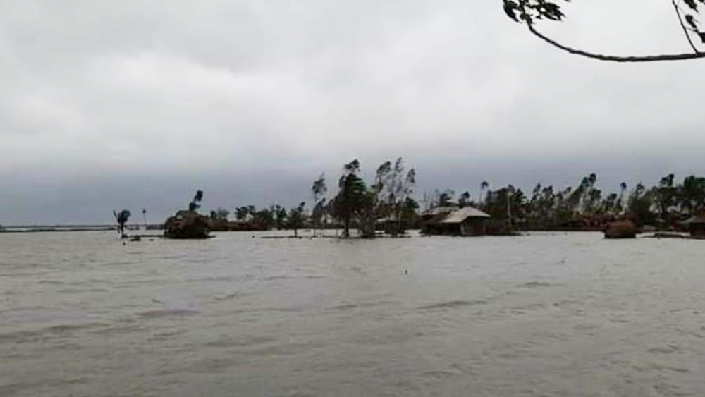 দক্ষিণ ২৪ পরগনার হিঙ্গলগঞ্জে জলের স্রোত গ্রাস করেছে অগণিত মানুষের স্বপ্ন।