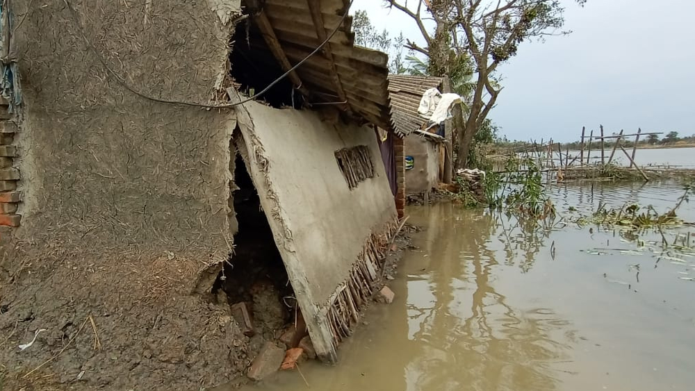 কুলতলিতে আমপানের তাণ্ডবে ধসে পড়েছে বহু কাঁচাবাড়ি। অনিশ্চিত ভবিষ্যতের মুখে স্থানীয় বাসিন্দারা।