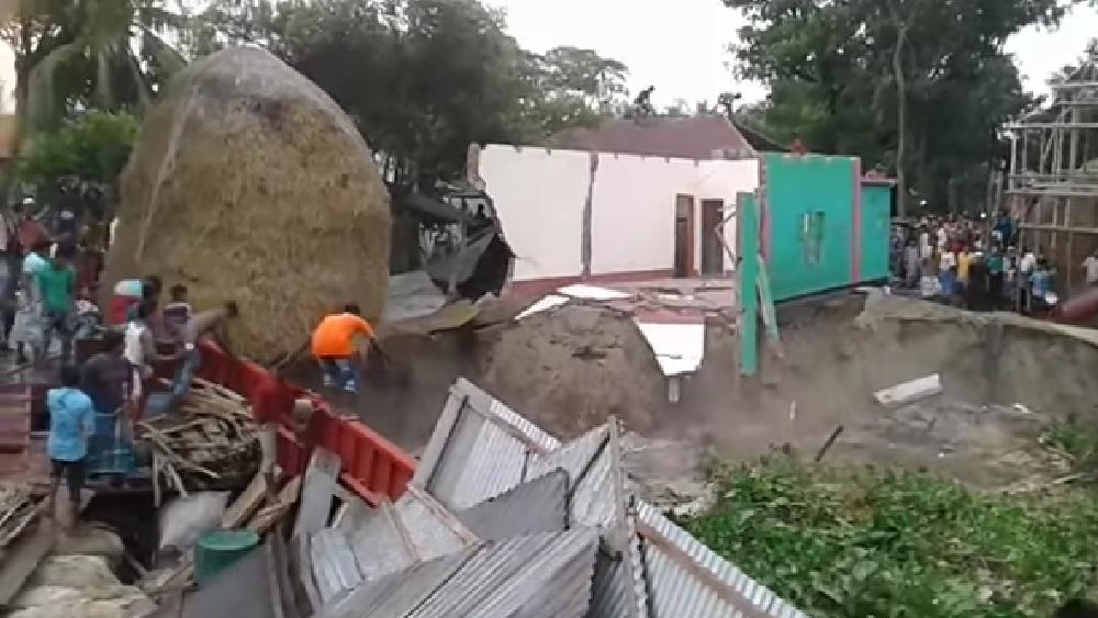 তাণ্ডববিধ্বস্ত হিঙ্গলগঞ্জেই খড়কুটোকে সম্বল করে নতুন জীবনের খোঁজে স্থানীয় বাসিন্দারা।