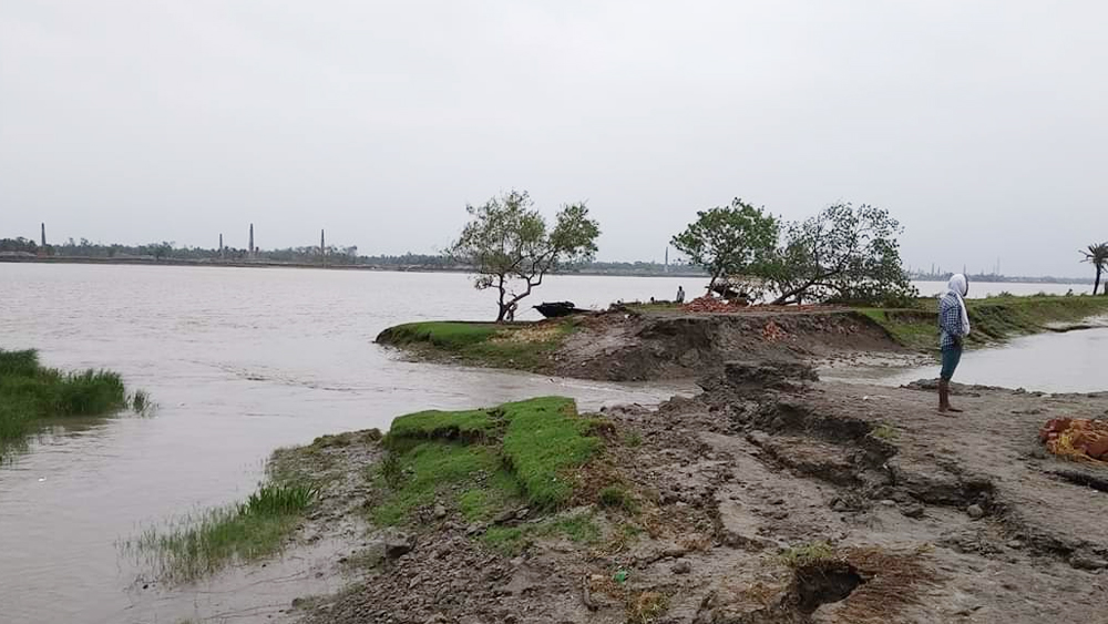 আমপানের প্রলয়ে রাতারাতি ধ্বংসস্তূপে পরিণত হয়েছে মিনাখা। আদিগন্ত জলের মাঝে বাঁচার পথ খুঁজছে অসহায় মানুষ।