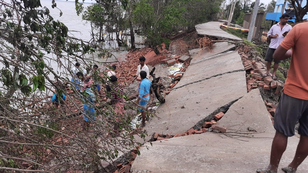 আমপানের দাপটে মিনাখা আজ ভগ্নস্তূপ। সেখান থেকেই নতুন করে সব গড়ে নিতে চাইছেন স্থানীয় বাসিন্দারা।
