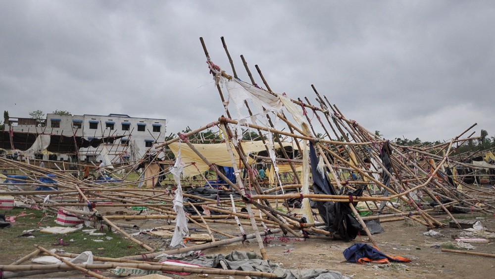 খোলা মাঠে কাত হয়ে পড়ে আছে  কাঠামো। নদিয়ার শান্তিপুরে বোঝা-ই যাচ্ছে না আমপানের আগে ঠিক কী ছিল সেখানে।