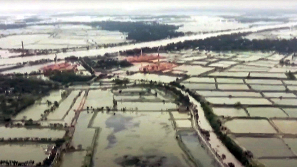 আকাশ থেকে দেখলে উত্তর ২৪ পরগনার চারদিকে শুধু জল আর জল। ঘূর্ণিঝড়ের তাণ্ডবের দু’দিন পরেও অবস্থা একইরকম।