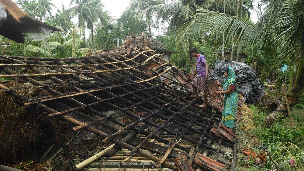 এক চিলতে সংসার ভেঙে কয়েক খণ্ড হয়ে গিয়েছে আমপানের তাণ্ডবে। পূর্ব মেদিনীপুরের খেজুরিতে ঘরের ধ্বংসস্তূপের সামনে নিরুত্তর আশ্রয়হীনরা।