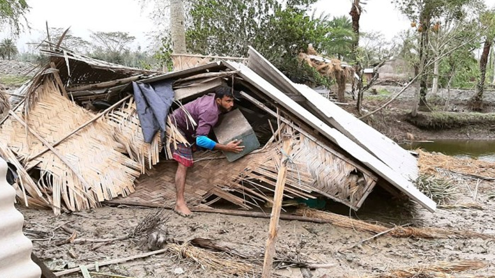 এখানেই ছিল সাধের সংসার। আমপানের দাপটে আক্ষরিক অর্থেই মাটির সঙ্গে মিশে গিয়েছে দরমার ঘর। সেখান থেকেই কোনওমতে শেষ সম্বল বার করে আনছেন গোসাবার এক গৃহহীন।