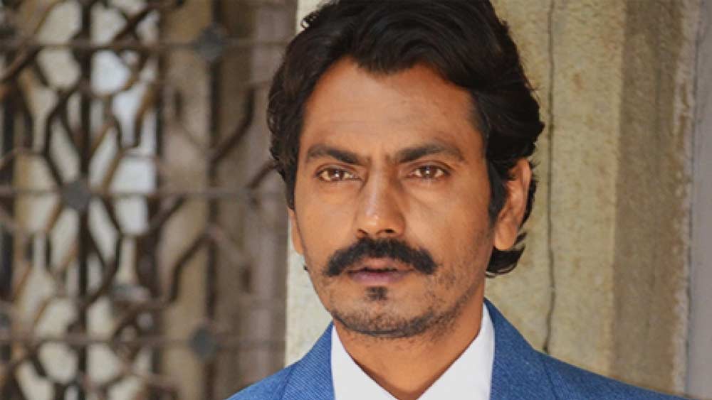 নওয়াজউদ্দিন তখন ইন্ডাস্ট্রিতে পরিচিত পাওয়ার চেষ্টা করছেন। থাকতেন মুম্বইয়ের মীরা রোডে। রোজ তাঁর বাড়িতে আসতেন সুনীতা। দেওয়ালে খুদে খুদে অক্ষরে তাঁর আর নওয়াজের নাম লিখতেন। দু’জনে অনন্ত সময় কাটাতেন মুম্বইয়ের বিভিন্ন স্টেশনে, লোকাল ট্রেনে গল্প করে।