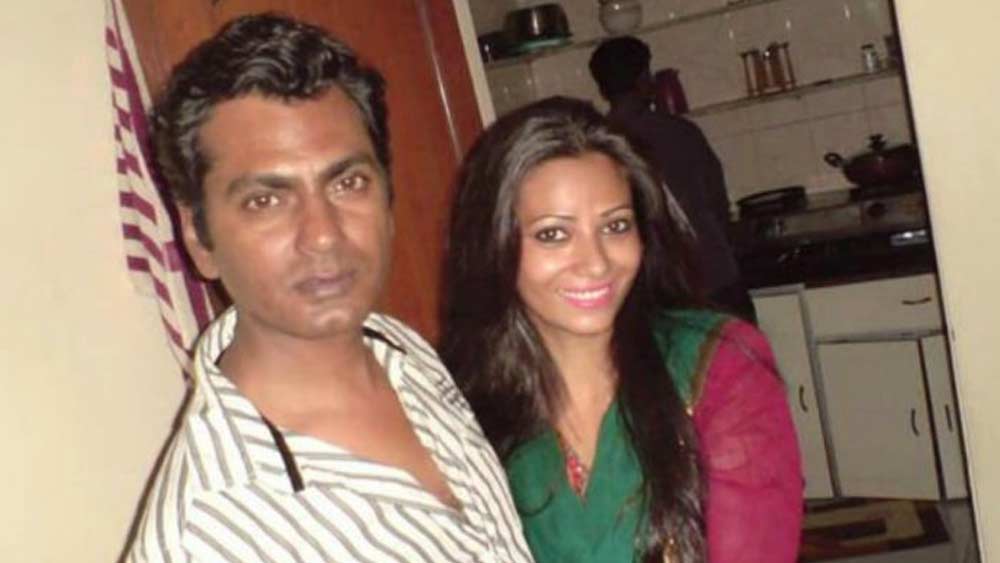 শীবার সঙ্গে বিচ্ছেদের পরে আবার ফিরে আসেন প্রথম স্ত্রী আলিয়া। কিন্তু স্ত্রী আলিয়া, দুই ছেলেমেয়ে নিয়ে ভরপুর সংসারের মাঝেও নওয়াজউদ্দিনের জীবনে পরকীয়া সম্পর্ক এসেছে।