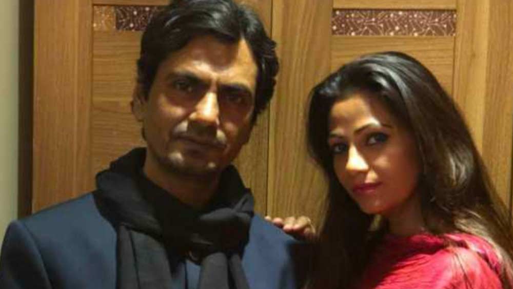 তবে নিয়মমতো তাঁদের সবাইকেই ১৪ দিনের জন্য কোয়রান্টিনে রাখা হয়েছে। এর মধ্যেই স্ত্রী আলিয়ার কাছ থেকে ডিভোর্সের নোটিস। আলিয়া জানিয়েছেন, তাঁর পক্ষে এই দাম্পত্য সহ্য করা আর সম্ভব হচ্ছিল না।