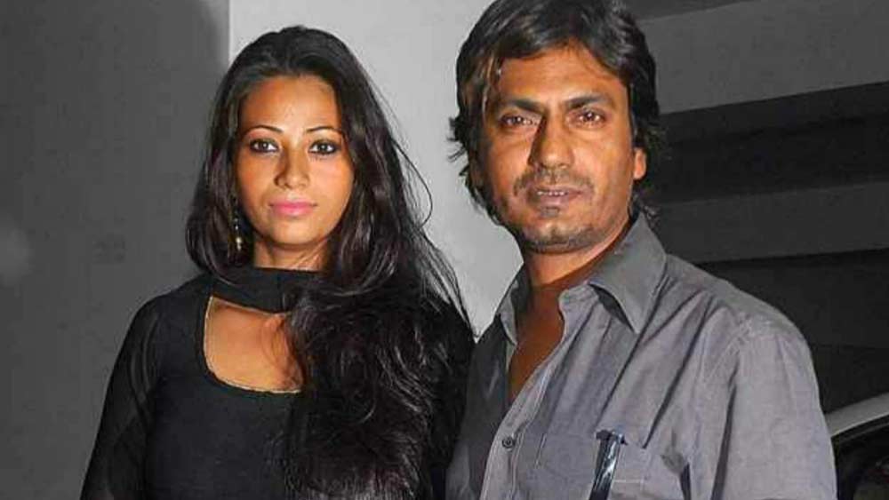 সম্প্রতি আলিয়া সিদ্দিকি নিজের পুরনো পরিচয় অঞ্জলি কিশোর পাণ্ডে-তে ফিরে গিয়েছেন। শোনা যাচ্ছে, তিনি এখন পীযূষ পাণ্ডের প্রণয়ী। কিন্তু বিনোদন জগতের পরিচিত নাম পীযূষ এই গুঞ্জন অস্বীকার করেছেন। তিনি জানিয়েছেন, তাঁর নিজের অন্য কারও সঙ্গে সম্পর্ক আছে।