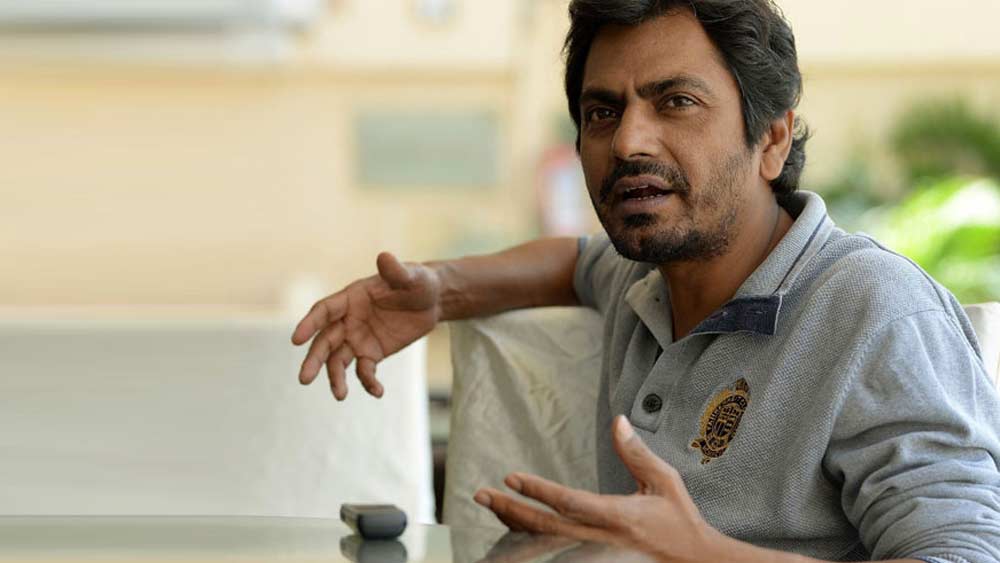 আলিয়াও টুইটার হ্যান্ডল খুলে দাবি করেছেন, এই মুহূর্তে কারও সঙ্গেই তিনি বিশেষ কোনও সম্পর্কে লিপ্ত নন। তবে ডিভোর্স প্রসঙ্গ বা সম্পর্কের টানাপড়েন নিয়ে এখনও মুখে কুলুপ এঁটেই আছেন ‘গ্যাংস অব ওয়াসিপুর’-এর অভিনেতা, নওয়াজউদ্দিন সিদ্দিকি।