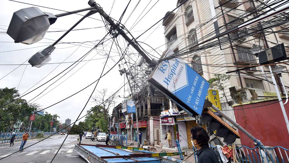 বেহালা থেকে টালিগঞ্জ, গড়িয়া থেকে যাদবপুর ও উত্তর কলকাতার বিভিন্ন জায়গায় রাজপথে উপড়ে গিয়েছে বাতিস্তম্ভ, বিদ্যুতের খুঁটি।