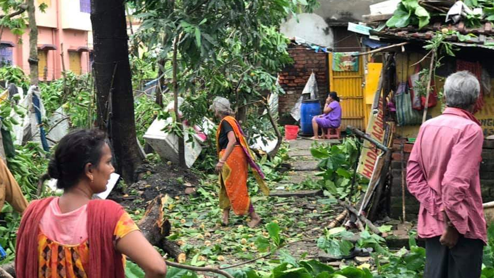 ঘূর্ণিঝড়ের সর্বোচ্চ গতি ছিল ঘণ্টায় ১৩৩ কিমি। যার জেরে উড়ে গিয়েছে চাল, পড়ে রয়েছে ডালপালা। অসহায় অবস্থা নগরবাসীর।