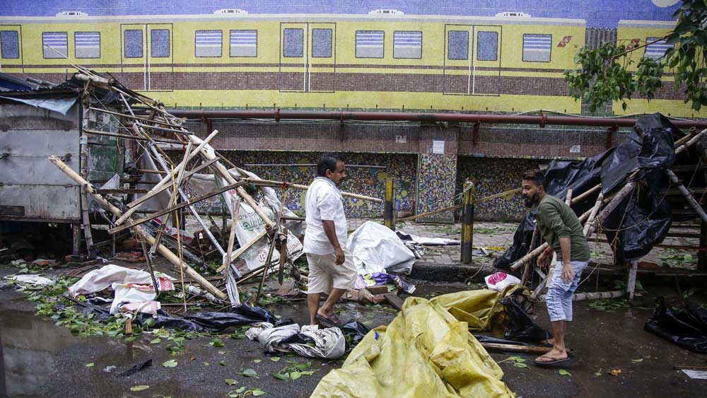 রাস্তার ধারের দোকান গিয়েছে ভেঙে। এমন ছবি শহরের সর্বত্র।