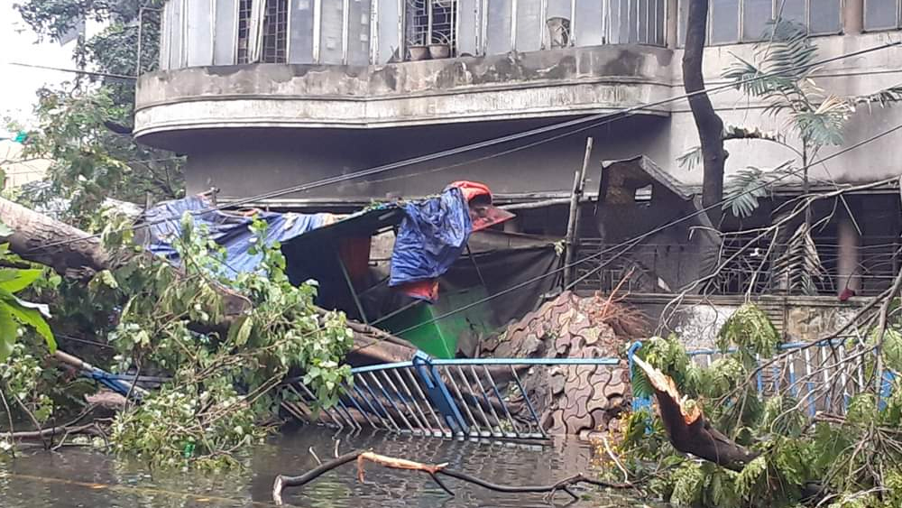 ঝড়ের তাণ্ডবে ক্ষতিগ্রস্ত রাস্তার ধারের বাড়ি়।