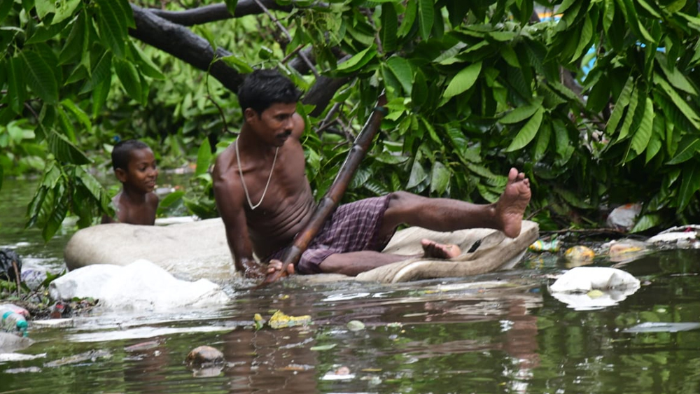 জলে ভাসছে রাস্তা, ভাসছে মানুষও।