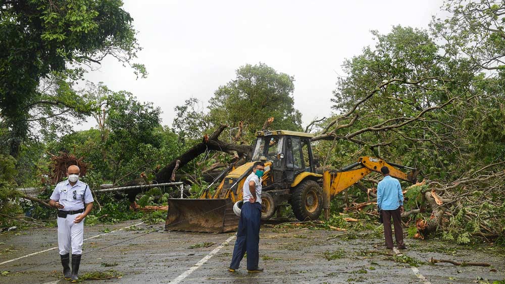 পুরসভার উদ্যোগে এ ভাবেই রাস্তায় চলছে জঞ্জাল সরানোর কাজ।