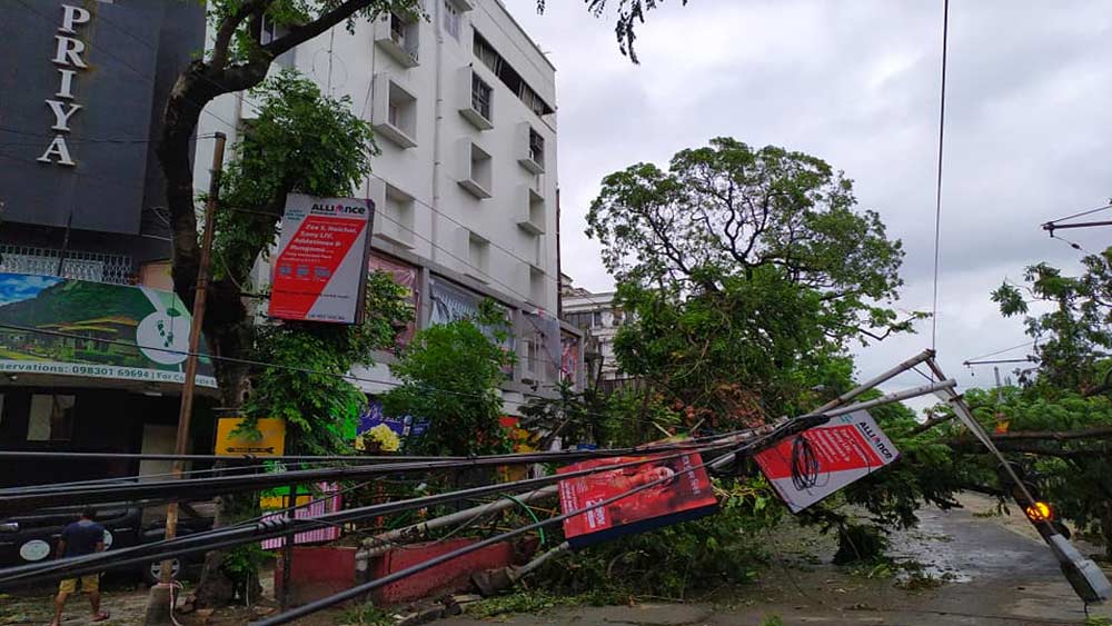 দক্ষিণ কলকাতার প্রিয়া সিনেমা হলের সামনের অবস্থা এখন এমনই।
