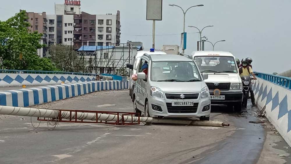 তারাতলা ব্রিজের উপর পড়ে গিয়েছে ল্যাম্পপোস্ট।