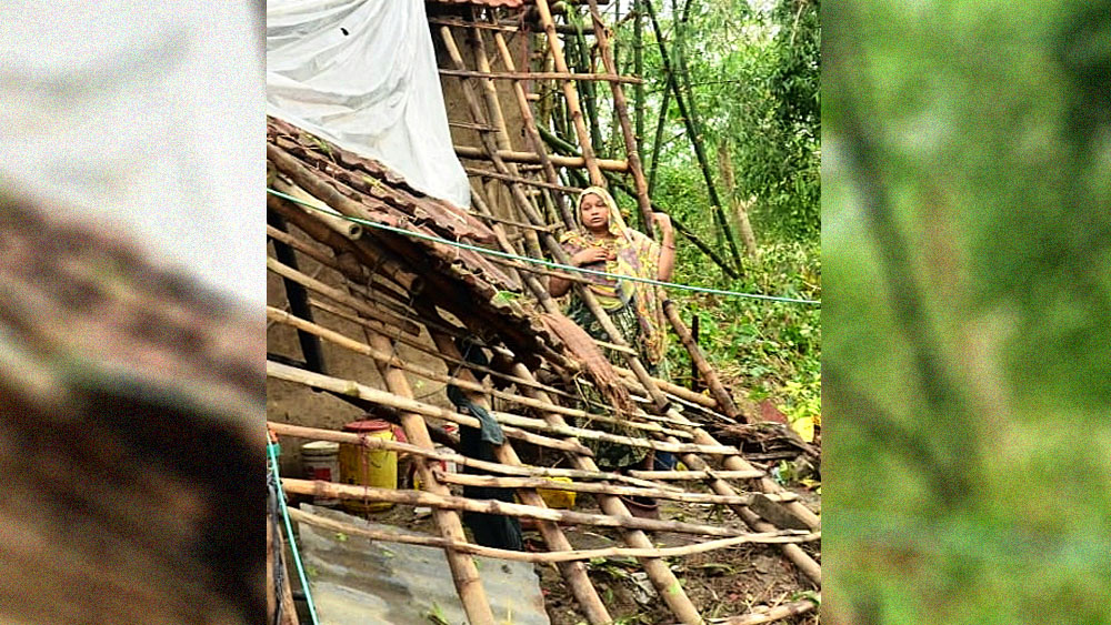 উলুবেড়িয়া রাজাপুর থানা এলাকায় দুলোপুরে ঘর ভেঙে পড়েছে। ছবি: সুব্রত জানা
