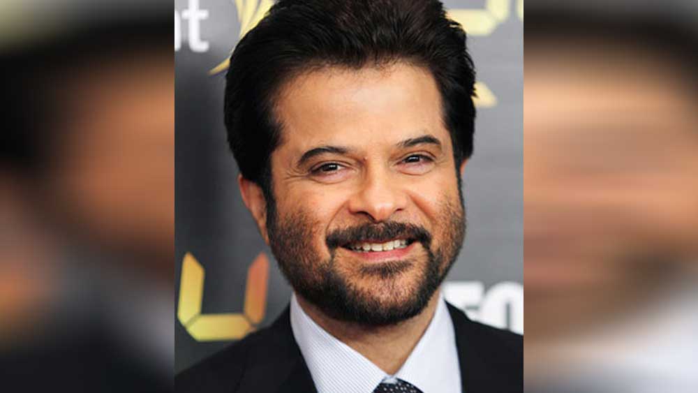 শাহরুখকে বেশ মনে ধরে অনিলের। তিনি আশ্বস্ত করেন কিছু একটা ব্যবস্থা নিশ্চয়ই তিনি করবেন।