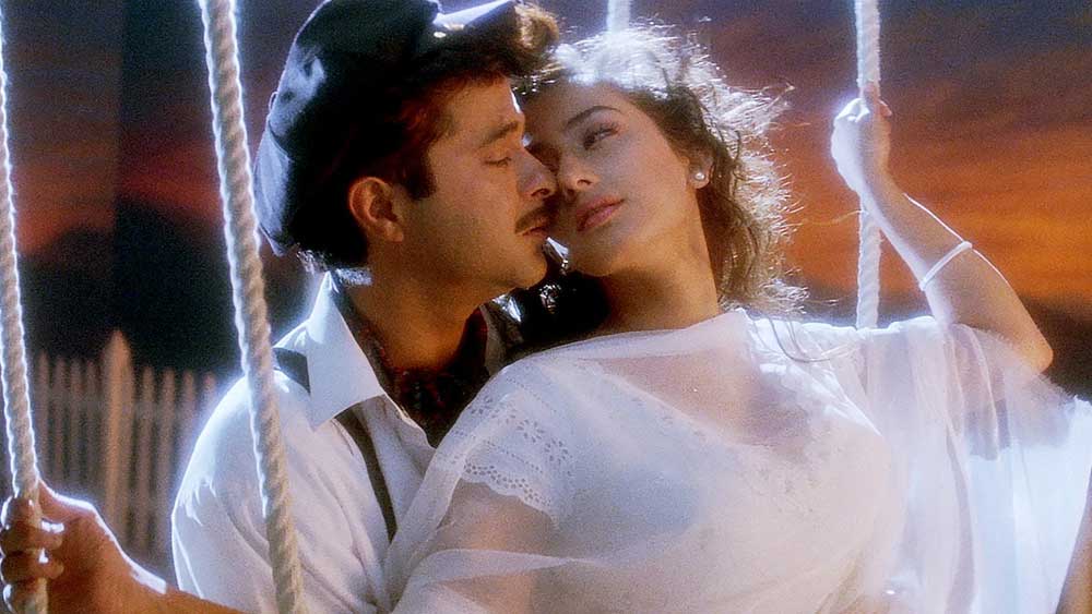 যেই কথা সেই কাজ। সালটা ১৯৯০। শুরু হয়েছে আইকনিক ছবি ‘১৯৪২: আ লাভ স্টোরির শুটিং। ছবিটি ১৯৯৪-এ মুক্তি পেলেও শুটিং চলেছিল দীর্ঘদিন ধরে। পরিচালক বিধু বিনোদ চোপড়া। মুখ্য ভূমিকায় অনিল কপূর এবং মনীষা কৈরালা।