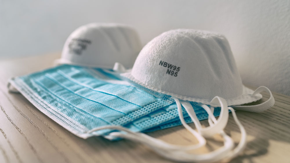 মাস্ক বদলানোর খেয়ালও করতে হবে। একটানা মাস্ক না পরে, তা ডিসপোজাল হলে ফেলে দিয়ে নতুন মাস্ক পরতে হবে। অথবা মাস্ক বদলে অন্য মাস্ক পরতে হবে। এখন জলের অভাবে মাস্ক কাচার অসুবিধা থাকলে তা এমন একটি বন্ধ জায়গায় রাখুন যা থেকে সংক্রমণ ছড়ানোর ভয় কম।