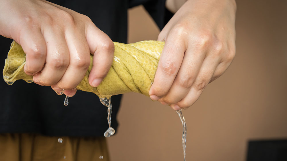 অনেক জায়গায় জল ও বিদ্যুৎ পরিষেবা না থাকায় গরম লাগলেও বার বার গায়ে জল ঢালতে পারছেন না অনেকেই। সে ক্ষেত্রে চেষ্টা করুন ভিজে গামছা বা রাপড় ভিজিয়ে শরীর মুছে তা ঠান্ডা রাখতে। নইলে গরমজনিত অসুস্থতা বাড়তে পারে।