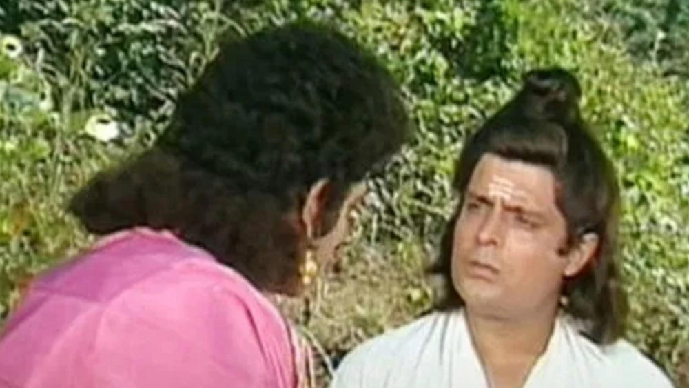 বলিউডে একঘেয়ে কাজ করতে করতে হতাশ হয়ে পড়েছিলেন তিনি। শেষ পর্যন্ত নিজে বি আর চোপড়ার কাছে গিয়ে কাজ চেয়েছিলেন। তার পরেই ‘মহাভারত’-এ দেবরাজ ইন্দ্রের ভূমিকায় অভিনয়।