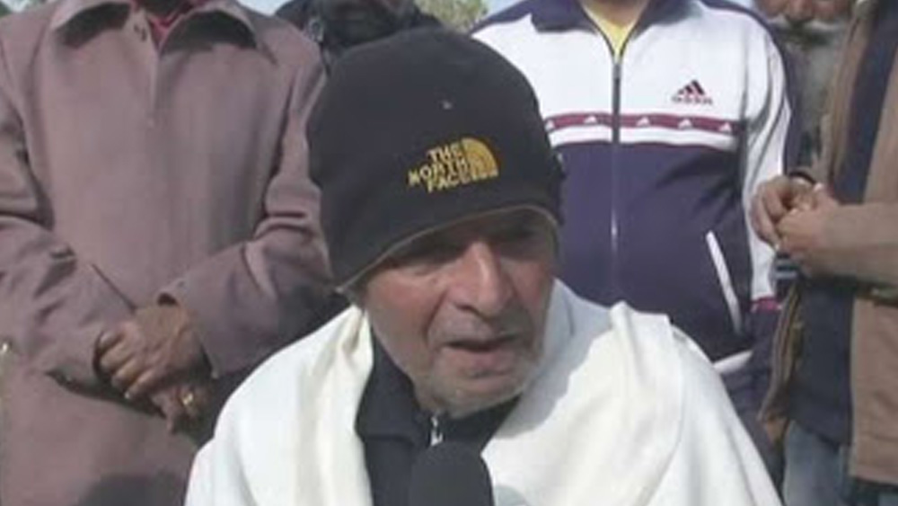 কয়েক বছর বৃদ্ধাশ্রমে কাটানোর পরে সতীশের জায়গা হয় নার্স সত্যদেবীর বাড়িতে। বৃদ্ধাশ্রমে সতীশের নার্স ছিলেন সত্যদেবী। তিনি-ই নিজের বাড়িতে নিয়ে এসেছেন সতীশকে। গত কয়েক বছর ধরে লুধিয়ানায় সত্যদেবীর এক চিলতে ভাড়াবাড়িতেই আছেন সত্তরোর্ধ্ব সতীশ।