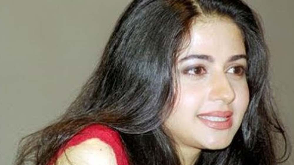 মাঝে মাঝে তাঁকে এক লঙ্গরখানায় দেখা গিয়েছিল। প্রিয়া চোখে পড়েছেন ভারতীয় সেনাবাহিনীর অনুষ্ঠানেও। কিন্তু এর বাইরে তাঁকে দেখাই যায়নি। সোশ্যাল মিডিয়াতেও তাঁর কোনও অফিশিয়াল প্রোফাইল নেই।