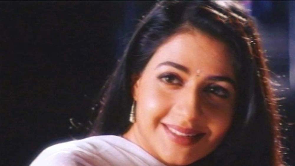 ২০১৬ সালে তাঁকে দুবাইয়ে দেখেছিলেন এক ভক্ত। প্রিয়ার সঙ্গে ছবি তুলে তিনি সোশ্যাল মিডিয়ায় শেয়ার-ও করেন। পরে বছর প্রিয়াকে দেখা যায় প্যারিসে একটি ব্যাগের দোকানে। সেখানেও এক অনুরাগী তাঁকে চিনে ফেলেন।