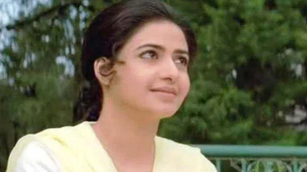 প্রামাণ্য তথ্য না থাকলেও কোনও কোনও সূত্রের দাবি, প্রিয়া বিয়ে করে ডেনমার্কে আছেন। তবে অভিনেত্রী নিজের জীবন নিয়ে কোনও তথ্যই প্রকাশ্যে আনতে রাজি নন। স্বেচ্ছায় যবনিকা ফেলেছেন ব্যক্তিগত পরিসরের সামনে।