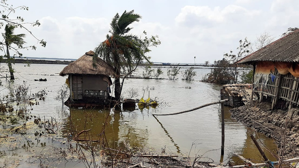 বেসরকারি উদ্যোগে ত্রাণকাজে যাওয়া স্বেচ্ছাসেবীরা জানাচ্ছেন, শুধু মাধবকাঠিতেই সব হারিয়ে পথে বসেছে প্রায় আড়াইশো পরিবার। কোথাও কোমর জল, কোথাও হাঁটু জল। নদীর ধারে থাকা বাড়িগুলো পুরো ভেসে গিয়েছে ঝড়ের দাপটে এবং জলের তোড়ে।