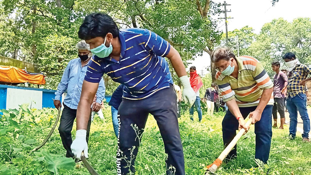 ঝাড়গ্রাম শহরে আগাছা পরিষ্কার করল যুব তৃণমূল। নিজস্ব চিত্র