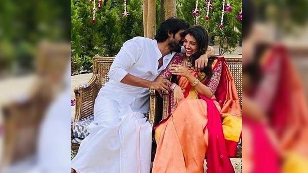 হায়দরাবাদের রামনাইডু ফিল্ম স্টুডিয়োতে বসেছিল তাঁদের সেই বাগদানের আসর। দক্ষিণ ভারতীয় ট্র্যাডিশনাল সাজে সেজে উঠেছিলেন দু’জনেই।