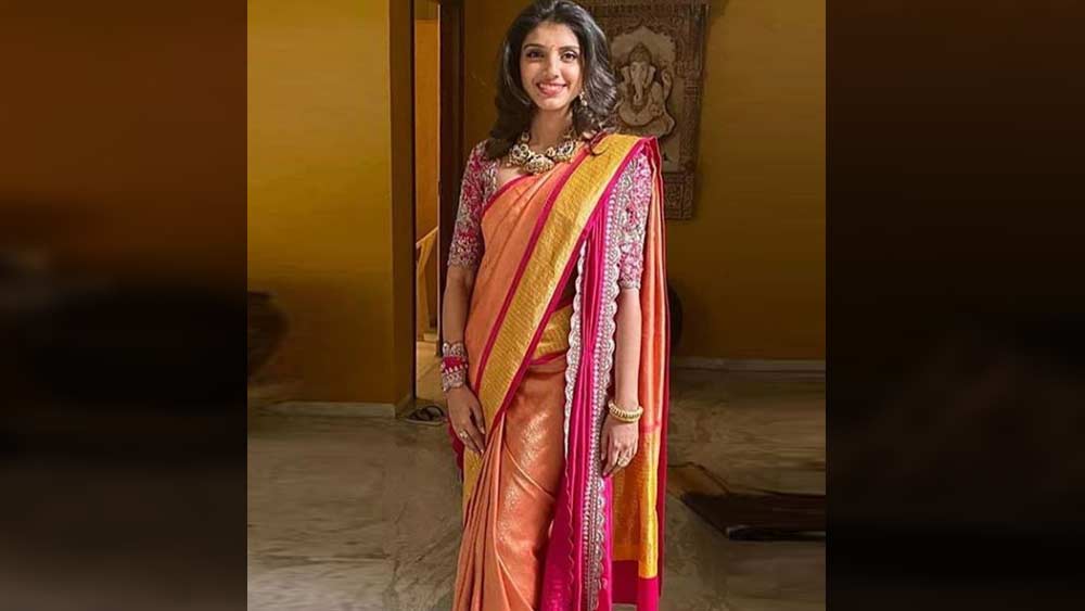 খোলা চুল, হাল্কা মেকআপের টাচ আর মানানসই গয়না আর কনট্রাস্ট করে ব্লাউজের মেলবন্ধন দেখে কে বলবে হঠাৎ করেই বাগদানের সিদ্ধান্ত নিয়েছেন তাঁরা!