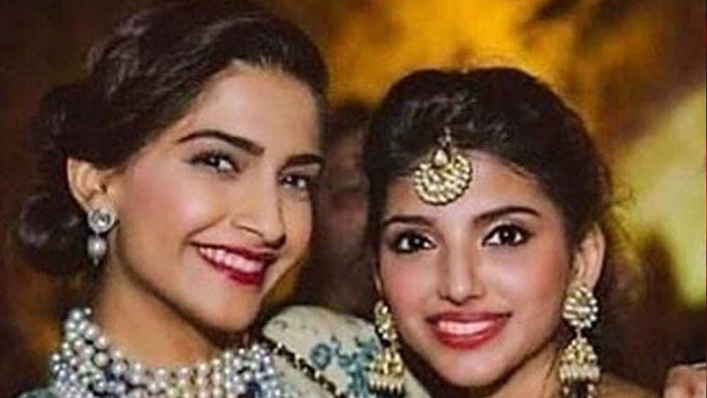 মিহিকার সঙ্গে ভাল যোগাযোগ বলিপাড়ারও। সোনম কপূরের খুবই কাছের বন্ধু তিনি। তাঁদের বাগদানের খবর প্রকাশ্যে আসতেই শুভেচ্ছা জানিয়েছিলেন সোনম। সোনমের বিয়েতেও দেখা গিয়েছিল মিহিকাকে।