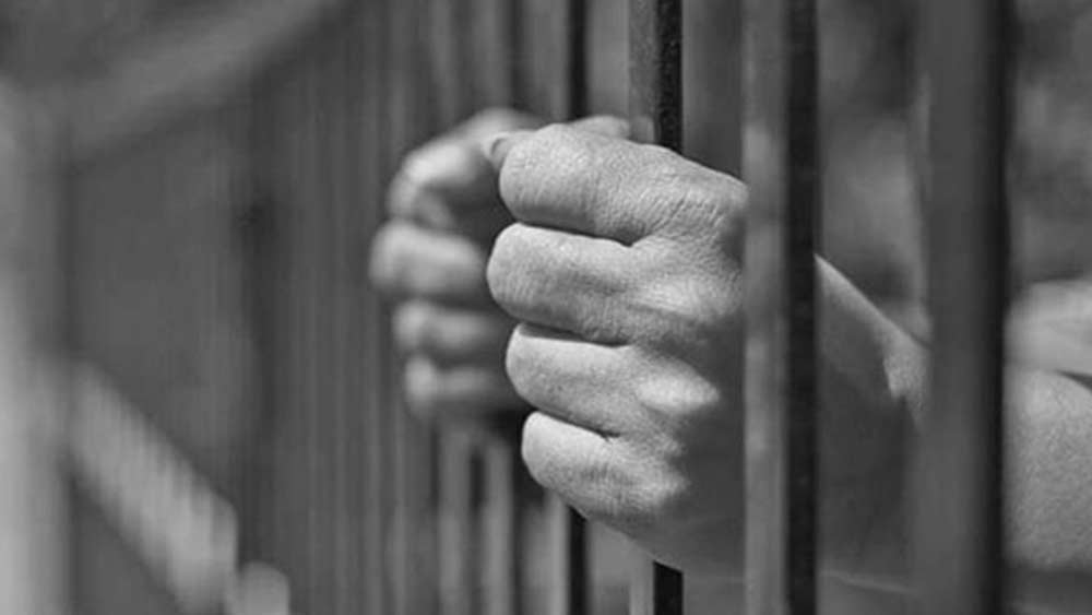 দুই নাবালিকা-সহ সাত জন মহিলাকে খুন করার অপরাধে তাঁকে এই শাস্তি দিয়েছে সে দেশের আদালত। ২০১৬-র সেপ্টেম্বর থেকে ২০১৮-র অগস্টের মধ্যে সেই খুনগুলি করেছিল সে।