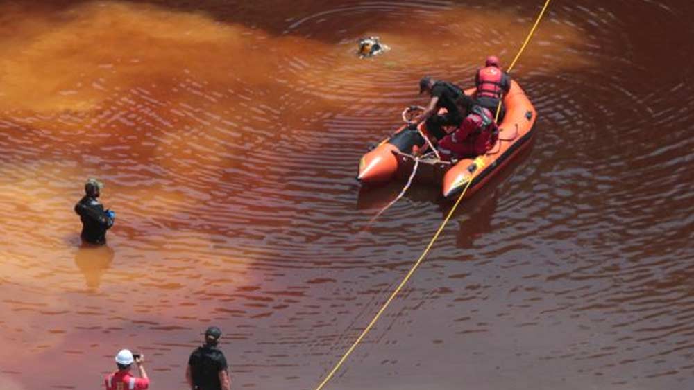 প্রথম দিকে ওই মহিলাদের খুনের কিনারা করতে পারেনি পুলিশ। গত বছর ১৪ এপ্রিল মেরি রোজ টিবারসিও (৩৮) নামের ফিলিপিন্সের এক মহিলার দেহ একটি তামার খনির কাছের জলাশয়ে ভেসে ওঠে। তার কিছু দিন পরেই আরিয়ান পালানাস লোজানো (২৮) নামের অপর এক মহিলার দেহ পাওয়া যায় ওই জলাশয় থেকেই। প্রবল বৃষ্টির জেরেই ভেসে উঠেছিল ওই দুই দেহ।