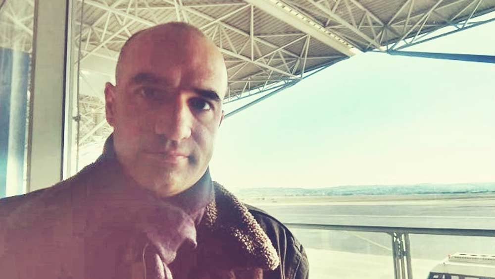 নিকোসের মা ছিলেন বুলগেরিয়ান ও বাবা গ্রিক। তার ছয় ও নয় বছরের দু’টি সন্তানও আছে। যদিও বেশ কয়েক বছর আগেই স্ত্রীকে ডিভোর্স দিয়েছিল সে।