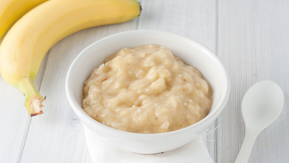 এই সময় শারীরিক শ্রম কম হচ্ছে। তার উপর জিম-যোগাসন প্রশিক্ষণ ক্লাস বন্ধ। তাই পুষ্টির সঙ্গে যতটা পারা যায় ডায়েটেও মন দিতে হবে। বাড়িতে বানানো কেক সকালে খাবার-পাতে রাখতে চান অনেকেই। কেউ বা স্যালাড রাখেন পাতে। এই দুই খাবারেই অনেকটা মাখন বা তেলের পরিবর্তে মেশাতে পারেন ম্যাশড কলা। পাকা কলাকে মিক্সারে ঘুরিয়ে ভাল করে থকথকে বানিয়ে নিলেই তৈরি। পুষ্টিবিদদের হিসেব অনুযায়ী, এক কাপ মাখনে যেখানে ১৬২৮ ক্যালোরি ও ১১৬ গ্রাম স্যাচুরেটেড ফ্যাট রয়েছে, সেখানে এক কাপ ম্যাশড কলায় রয়েছে মাত্র ২০০ ক্যালোরি ও আধ গ্রামেরও কম স্যাচুরেটেড ফ্যাট। সঙ্গে উপরি পাওনা পটাশিয়াম, ভিটামিন বি ও ফাইবার।