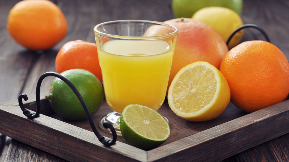 নুন হৃদরোগীদের ক্ষেত্রে এমনিতেই খুব একটা ভাল নয়। অথচ, শরীরে প্রয়োজনীয় আয়োডিনটুকুর জোগান দিতে যেটুকু নুনের দরকার, তা খেতে হবে। কিন্তু তার বেশি নয়। জল বেশি ও নুন কম— এই সমীকরণে শরীরে মেদও কম জমে। তাই স্যালাডে নুন যোগ করার বদলে মেশান কিছু ঘরোয়া মশলার সঙ্গে সাইট্রাস জুশ। নুনের স্বাদ আসবে এতেই।