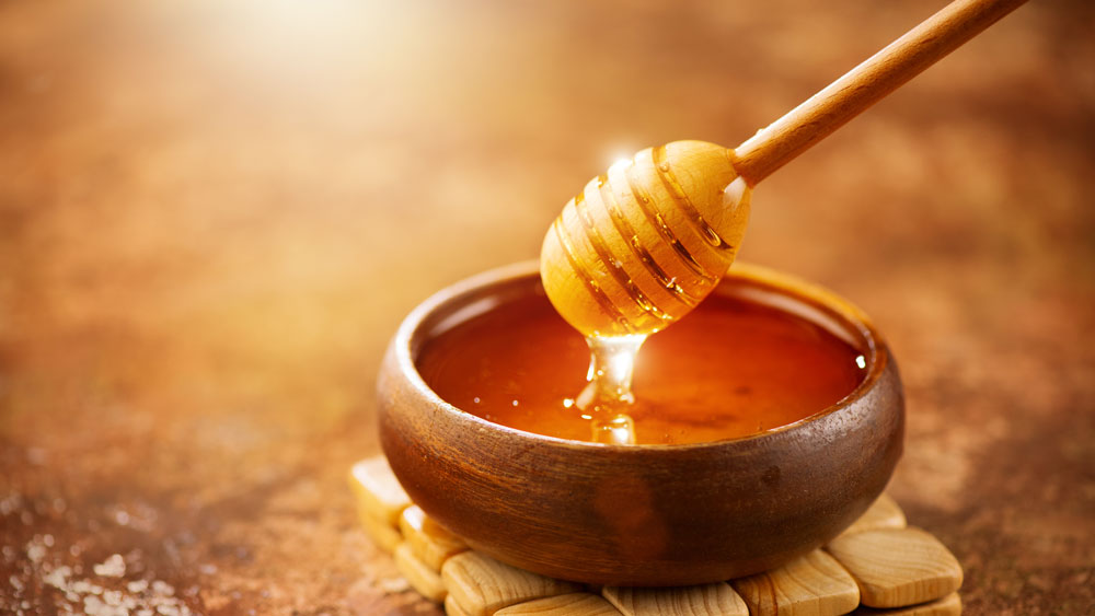 চিনির বদলে মধু বা গুড়ের বাতাসা মেশান রান্নায়। চিনির কাজও হবে, এ দিকে চিনির ক্ষতি থেকেও শরীরকে রাখতে পারবেন নিরাপদ দূরত্বে। নারকেলের চিনিও খুব স্বাস্থ্যকর, তবে লকডাউনের সময় তা পাওয়া একটু কষ্টসাধ্য। তাই মধু ও বাতাসায় আস্থা রাখুন।