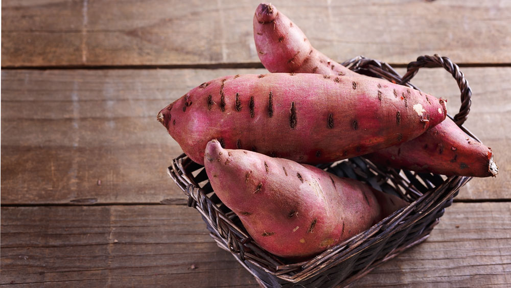 আলুর বদলে রাঙালু বা পেঁপে বেছে নিন। এতে যেমন মেদের ভয় কমবে, তেমনই অতিরিক্ত ফাইবার, ভিটামিন সি, এ ও বি কমপ্লেক্সের জোগানও পাবেন। যাঁরা উত্তরবঙ্গের মানুষ, তাঁরা আলুর বদলে পাতে স্কোয়াশ রাখুন।