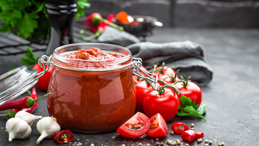 টম্যাটো সসের বদলে টম্যাটো খান। প্রিজারভেটিভ যোগ করা খাবারের নানা দোষ রয়েছে। মেদ বাড়ানো থেকে শুরু করে নানা অসুখবিসুখ ডেকে আনতে সে ওস্তাদ। তাই বাড়িতে বানানো পিৎজা হোক বা চাউমিন, নিশ্চিন্তে তাতে যোগ করুন টম্যাটো বা টম্যাটো বেটে নুন ও গোলমরিচ মেশানো ঘরে বানানো পিউরি।