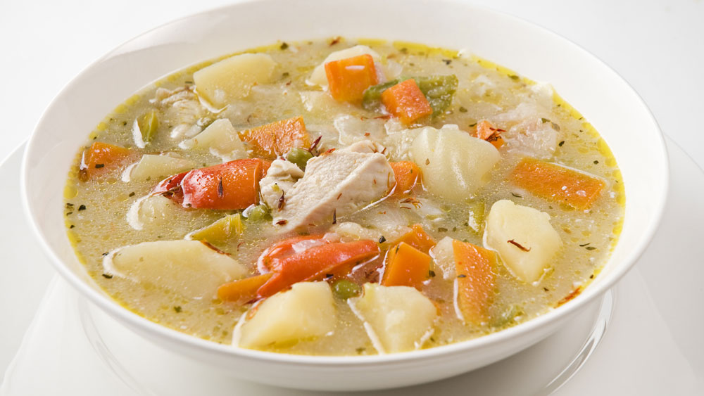 প্যাকেটজাত সসেজ, সালামি এ সব ক’দিন বন্ধ থাক। প্রোটিনের ভাগ বাড়াতে বরং তাদের জায়গায় পাতে তুলুন চিকেন স্টু। দোকান থেকে চিকেন কিনে তা দিয়ে বাড়িতেই সব রকম সব্জি সহযোগে বানিয়ে নিন চিকেন স্টু।