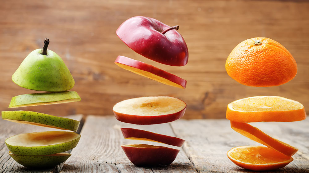 ফলের রস আর নয়। প্যাকেটজাত ফলের রসে প্রচুর কৃত্রিম চিনি ও নুন মেশানো থাকে। ট্রান্স ফ্যাটও থাকে বেশি। তাই গোটা ফল খান। চিবিয়ে ফল খেলে তার ফাইবারও অনেক বেশি করে পাওয়া যায়।