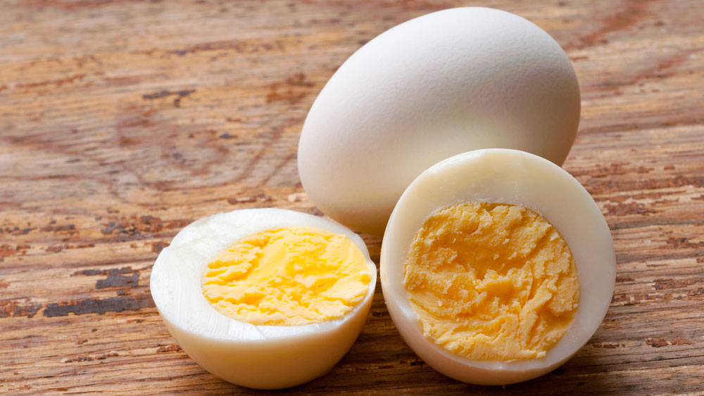 ডিমের পোচ ক’দিন বন্ধ থাক। করোনার সময়ে সব রকম খাবারই ভাল করে ফুটিয়ে ও রান্না করে খাওয়ার পরামর্শ দিচ্ছেন চিকিৎসকরা। তাই পোচের বদলে সেদ্ধ ডিম রাখুন পাতে। তাতে প্রোটিন যেমন পাবেন, তেমন ডিমটাও ভাল ভাবে সেদ্ধ করে খাওয়ার ফলে কোনও রকম ব্যাক্টিরিয়ার ভয় থাকবে না।